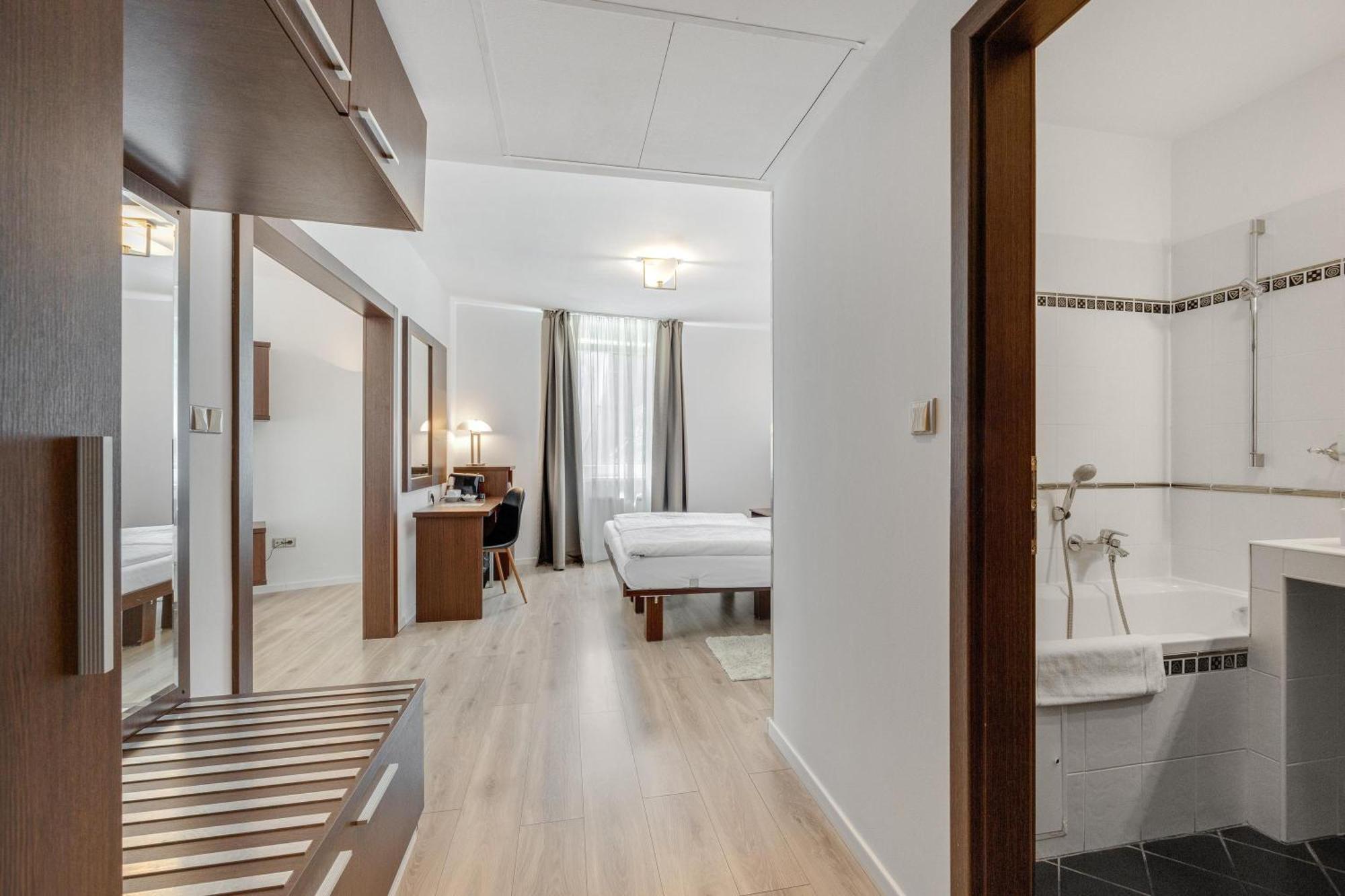 Hotel Antares Братислава Экстерьер фото