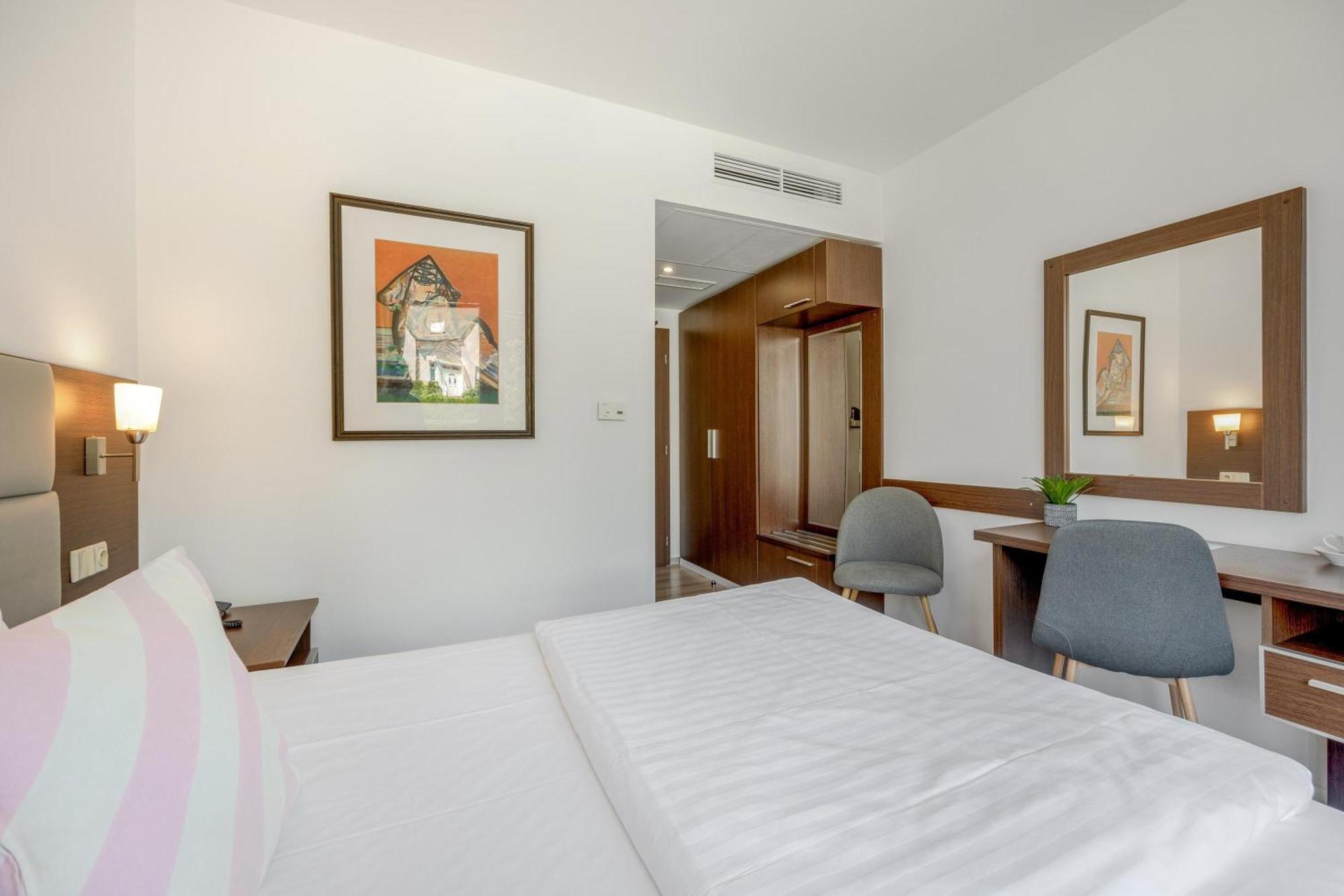 Hotel Antares Братислава Экстерьер фото