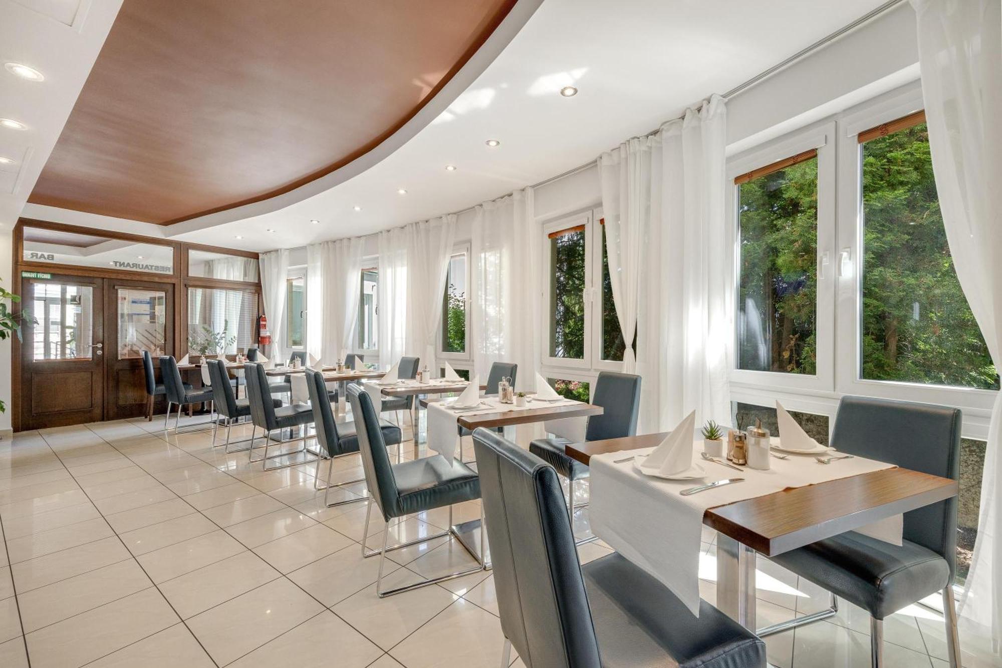 Hotel Antares Братислава Экстерьер фото
